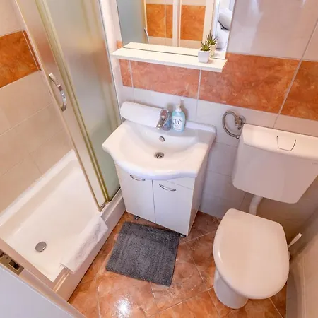 Sweet Triple In 3* מאקרסקה